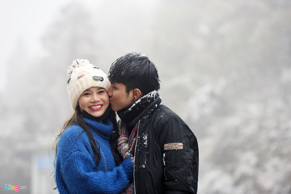 Du khách băng rừng săn tuyết Sa Pa